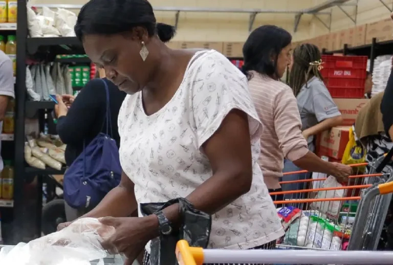 Mulher fazendo compras no mercado