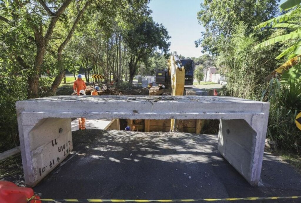 Nova galeria em concreto na Rua Adolfo Henrique Klinger, no Abranches