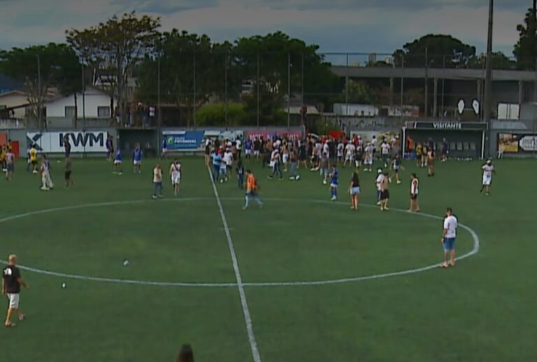 Torcedores no campo durante confusão na Taça Paraná