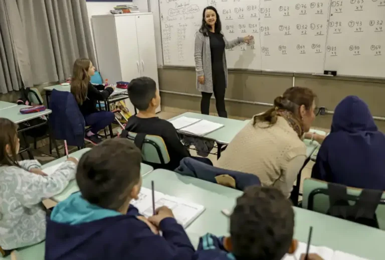professora dando aula para criancas em sala