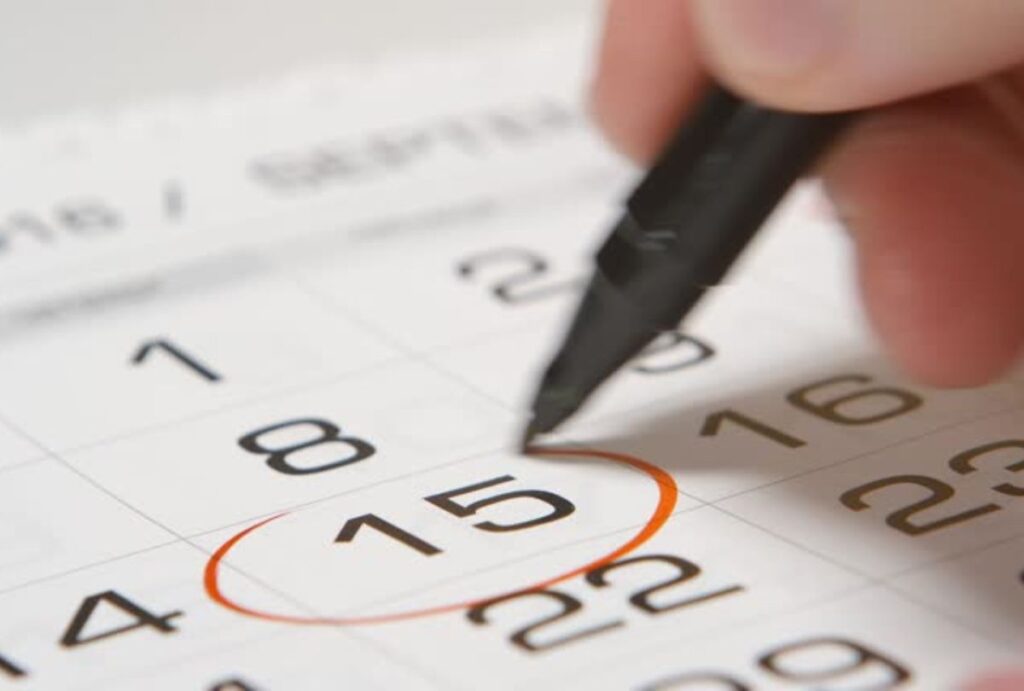 Pessoa marcando o dia 15 no calendário