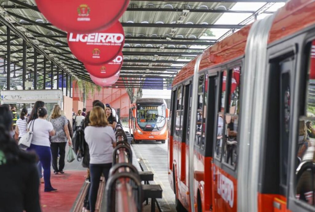 Terminal de ônibus em Curitiba