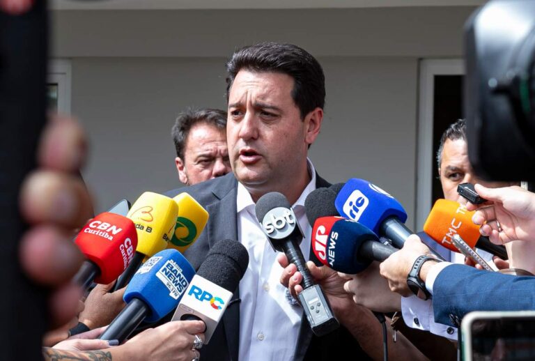 Ratinho Jr em coletiva de imprensa com vários veículos de comunicação