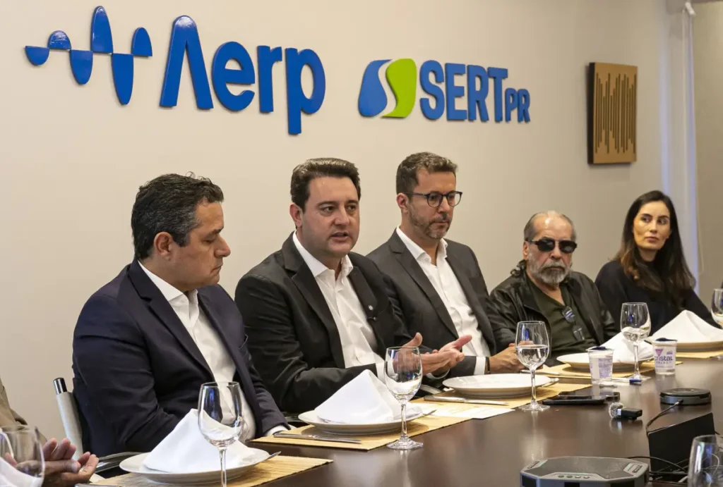 ratinho junior governador do parana com integrante da aerp em reunião