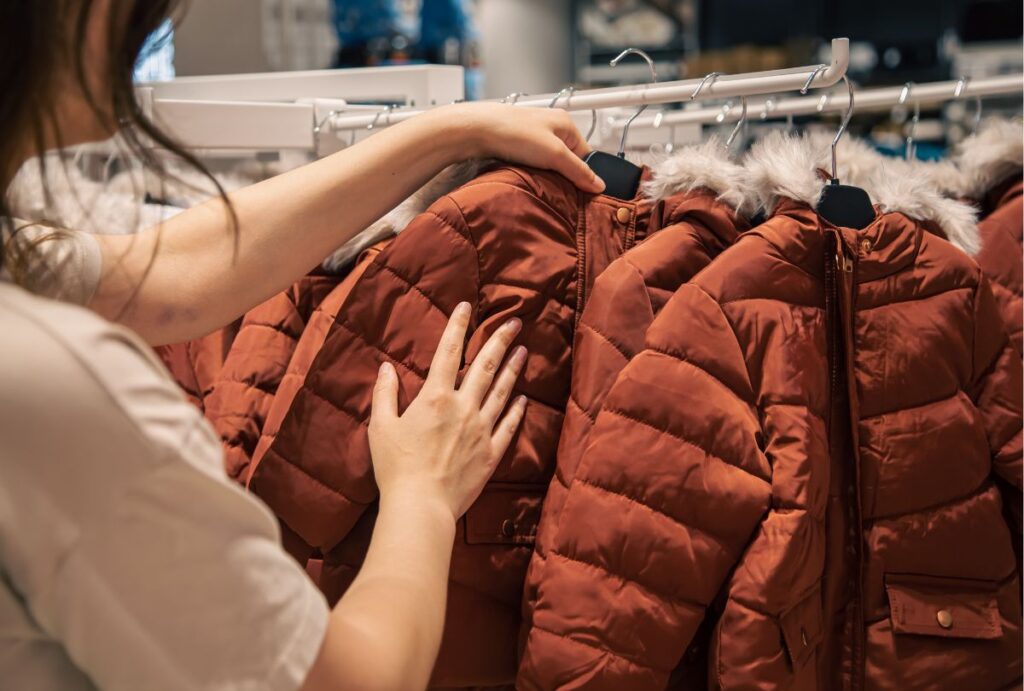 Pessoa olhando jaquetas