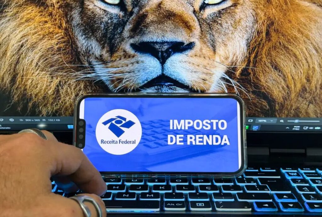 Celular aberto no app do Imposto de Renda