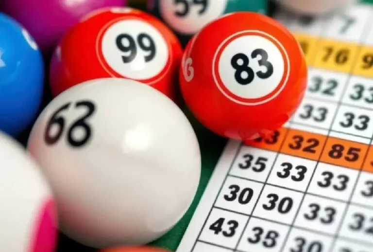 Bolas coloridas e numeradas ao lado de cartela numerada