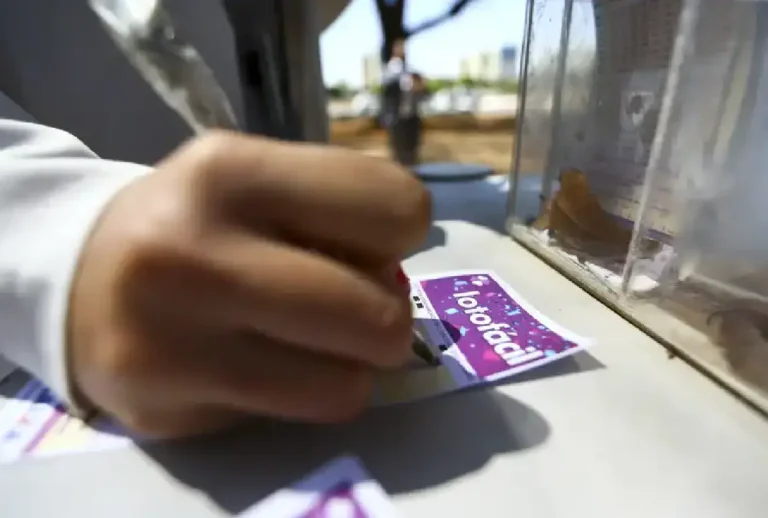 Mão preenchendo bilhete da Lotofácil