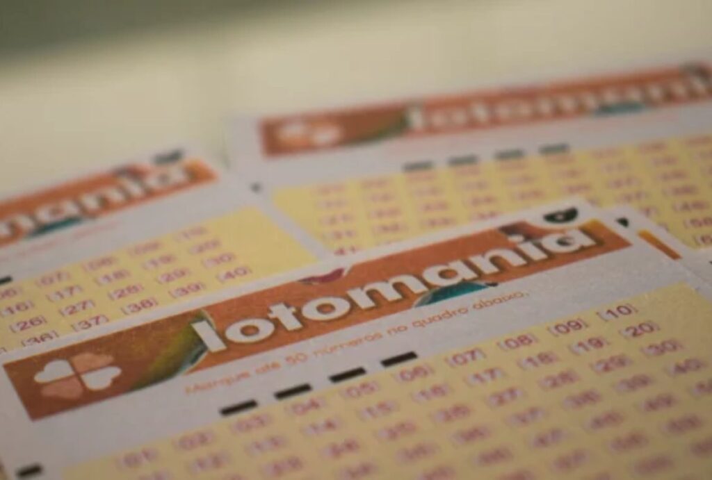 Bilhetes da Lotomania em uma mesa