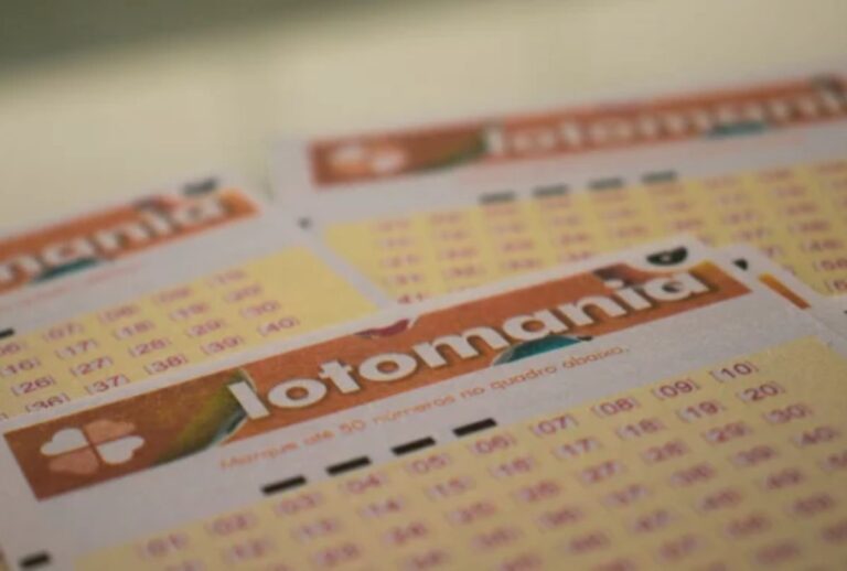 Bilhetes da Lotomania em uma mesa