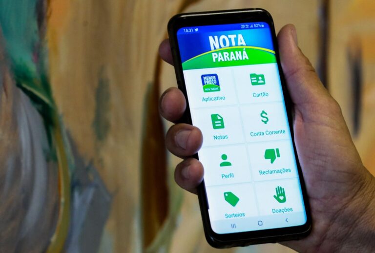 Pessoa segurando o celular com o app do Nota Paraná