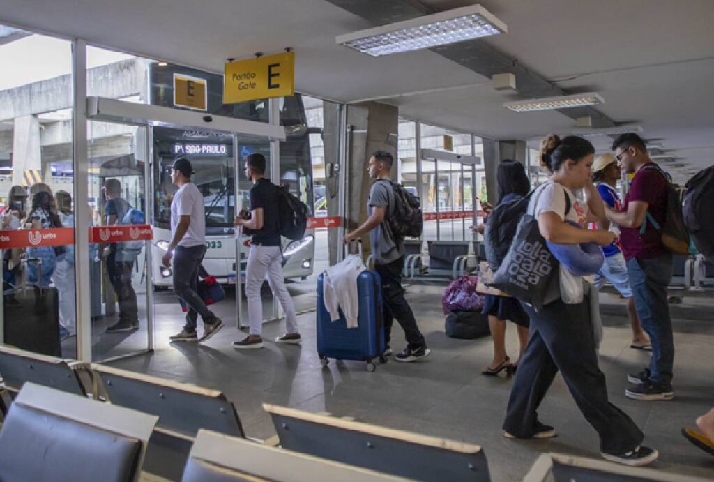 Passageiros na rodoviária de Curitiba