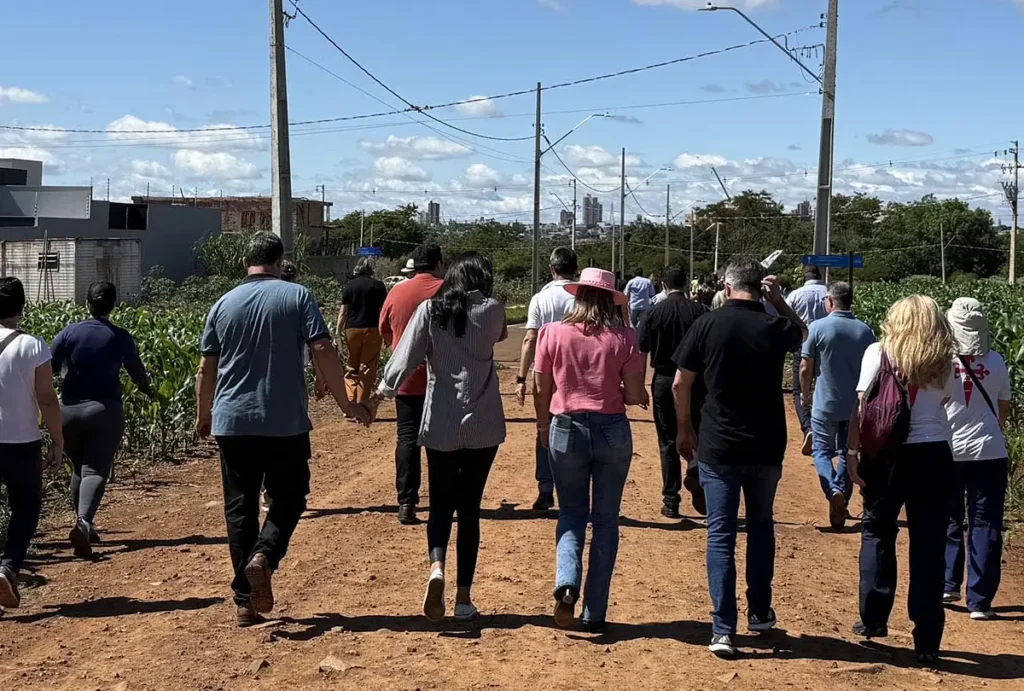 pessoas caminhando rota do turismo religioso paraná