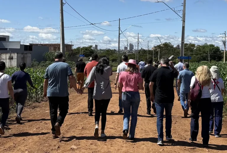pessoas caminhando rota do turismo religioso paraná