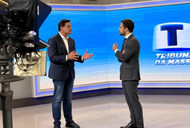 Sandro ALex com o apresentador Lucas Rocha no programa Tribuna da Massa