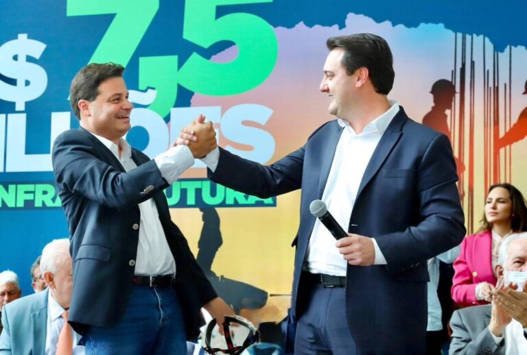 Sandro Alex cumprimentando Ratinho Jr