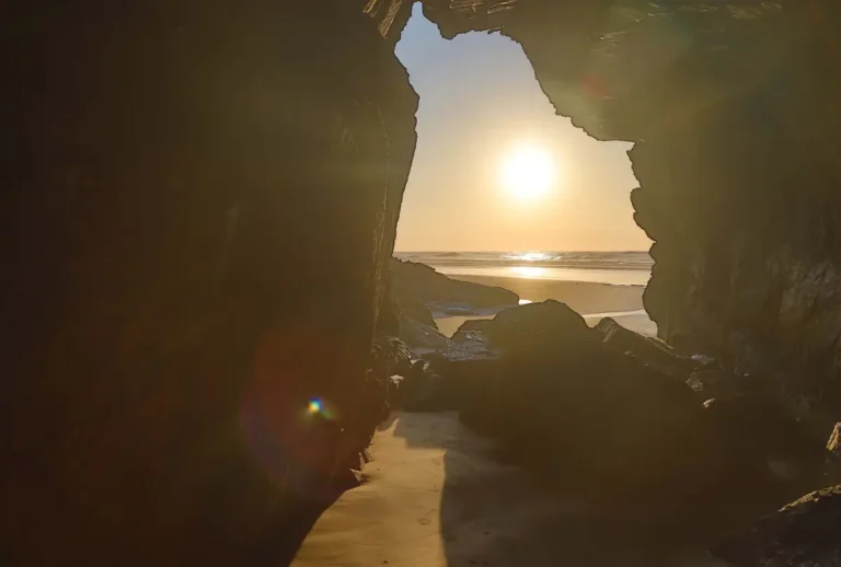 nascer do sol dentro de gruta na ilha do mel