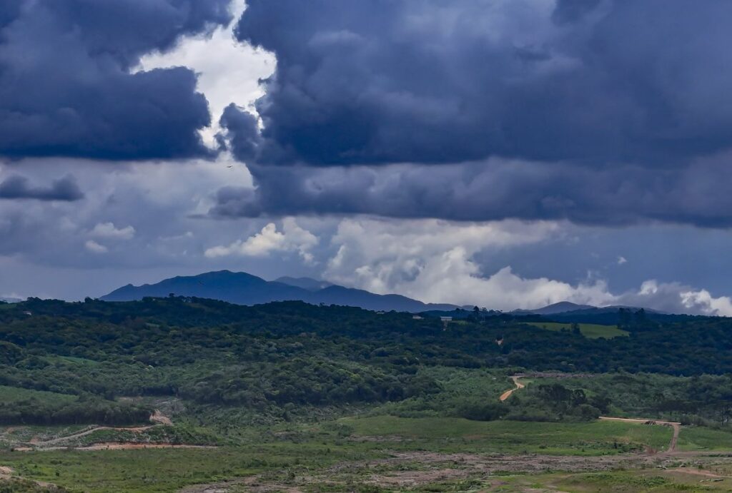 Campo em um dia nublado