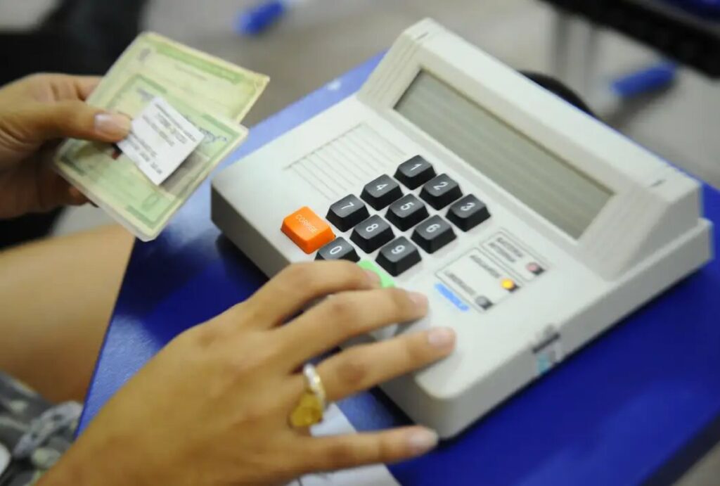 Pessoa segurando Título de Eleitor
