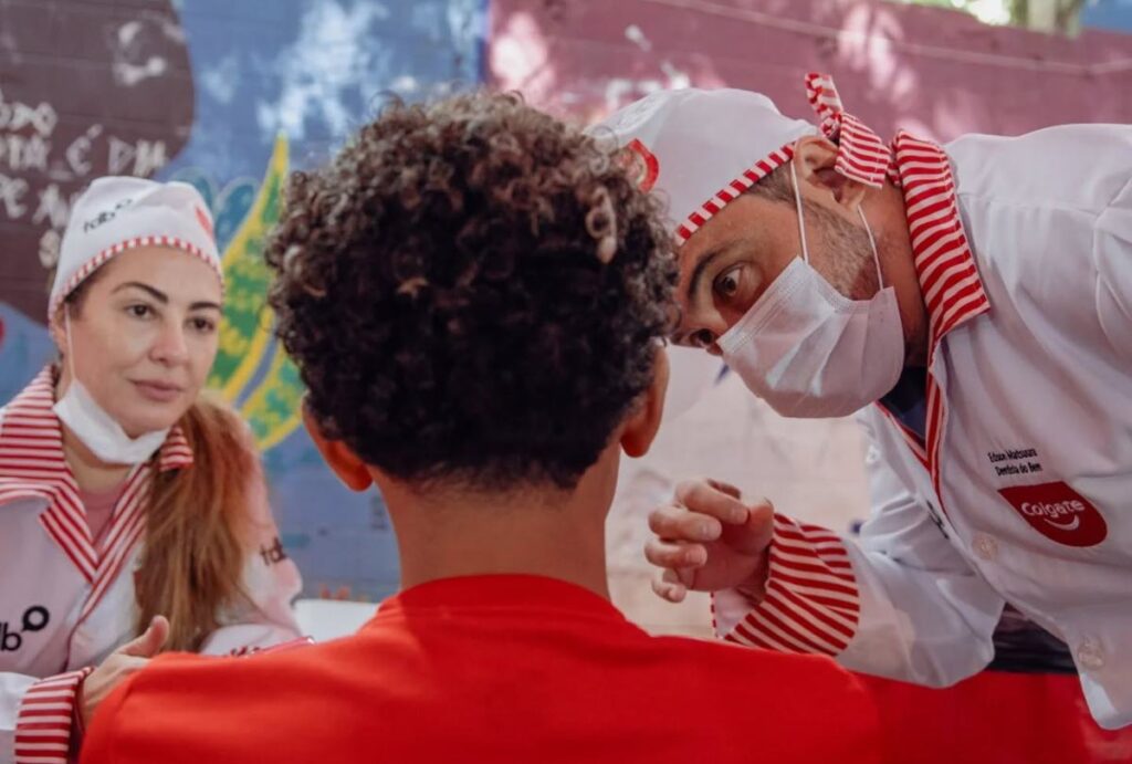 Dentistas voluntários durante atendimento com crianças