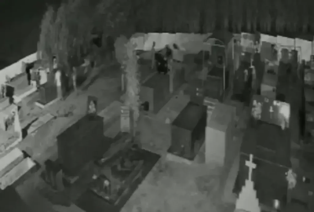 Câmera de segurança do cemitério