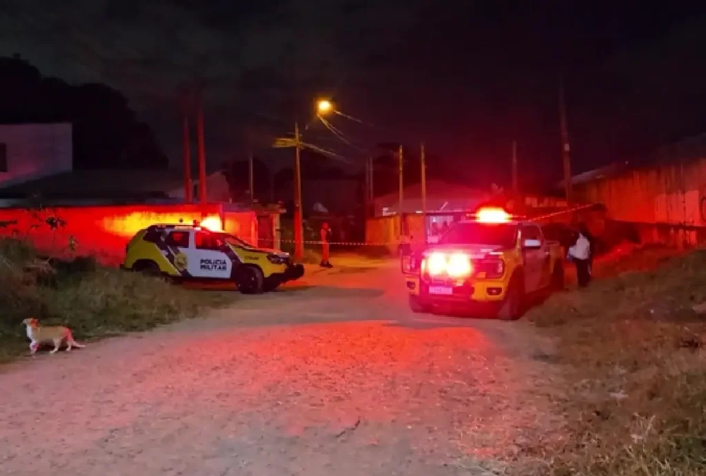 Viaturas da Polícia Militar no local do crime em Colombo