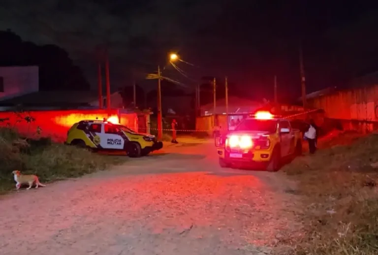 Viaturas da Polícia Militar no local do crime em Colombo