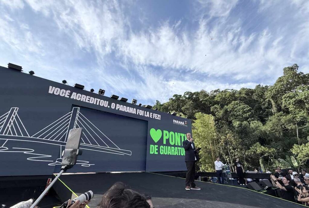 Palco da cerimônia da inauguração da Ponte de Guaratuba