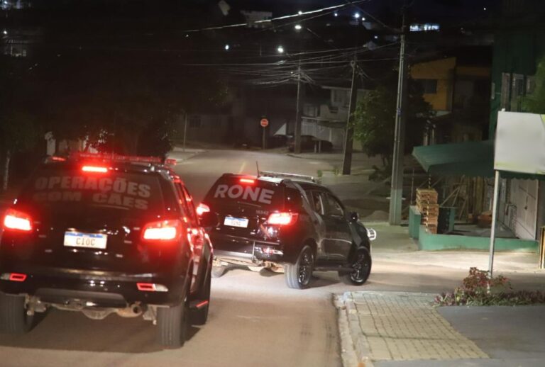 Viaturas da PMPR durante operação no Paraná