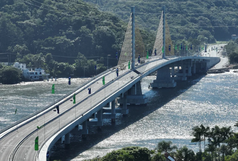 Ponte de Guaratuba vista de cima por um drone pela manhã