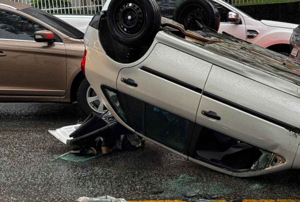 Carro capotado no bairro Água Verde, em Curitiba