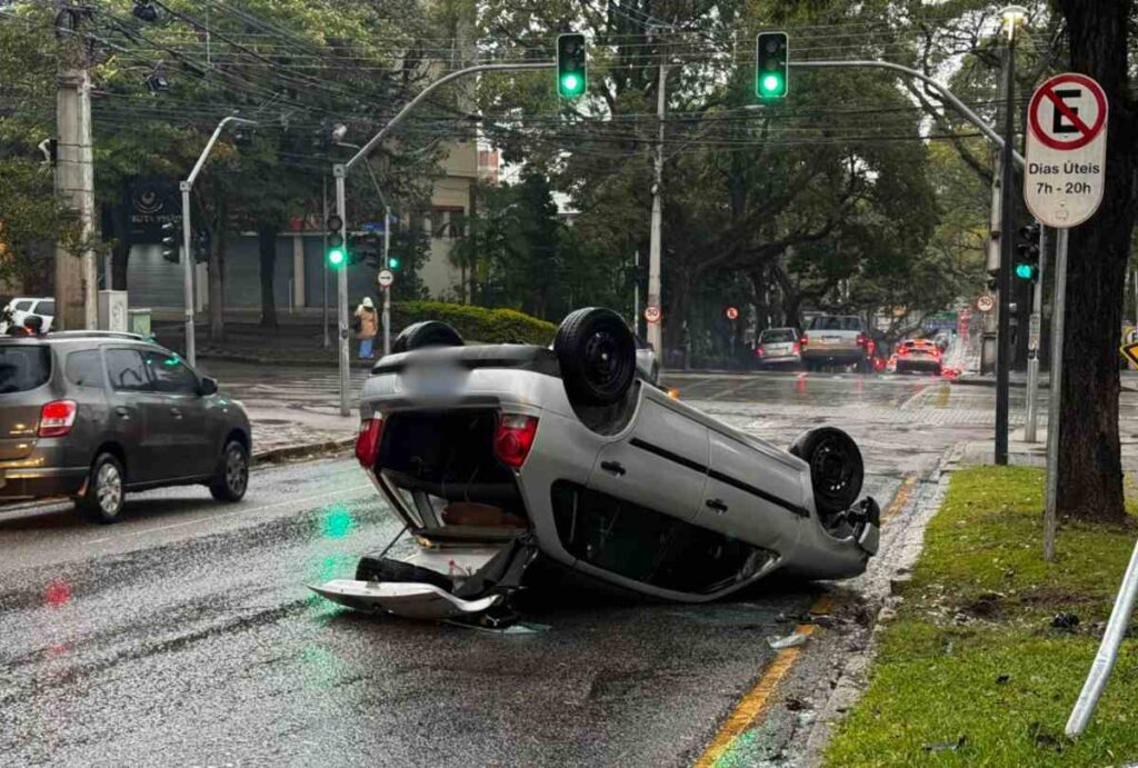 Carro capotado no bairro Água Verde, em Curitiba