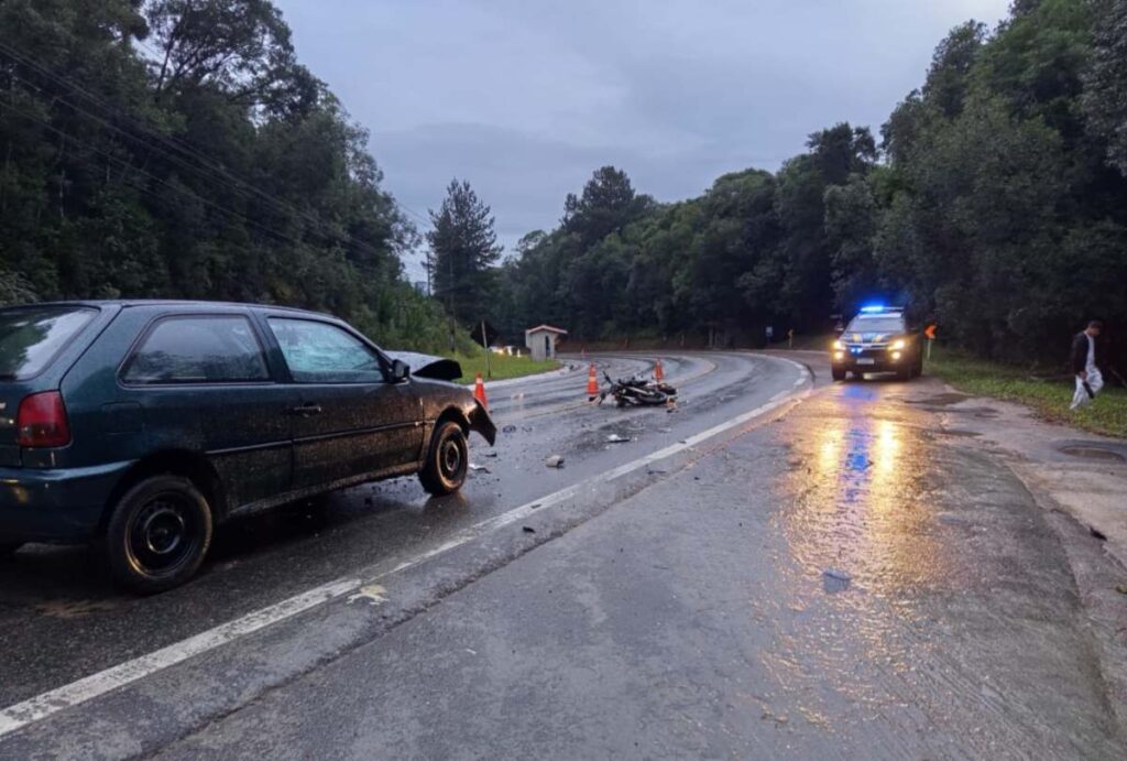 Motocicleta caída na Estrada da Ribeira após colisão com carro