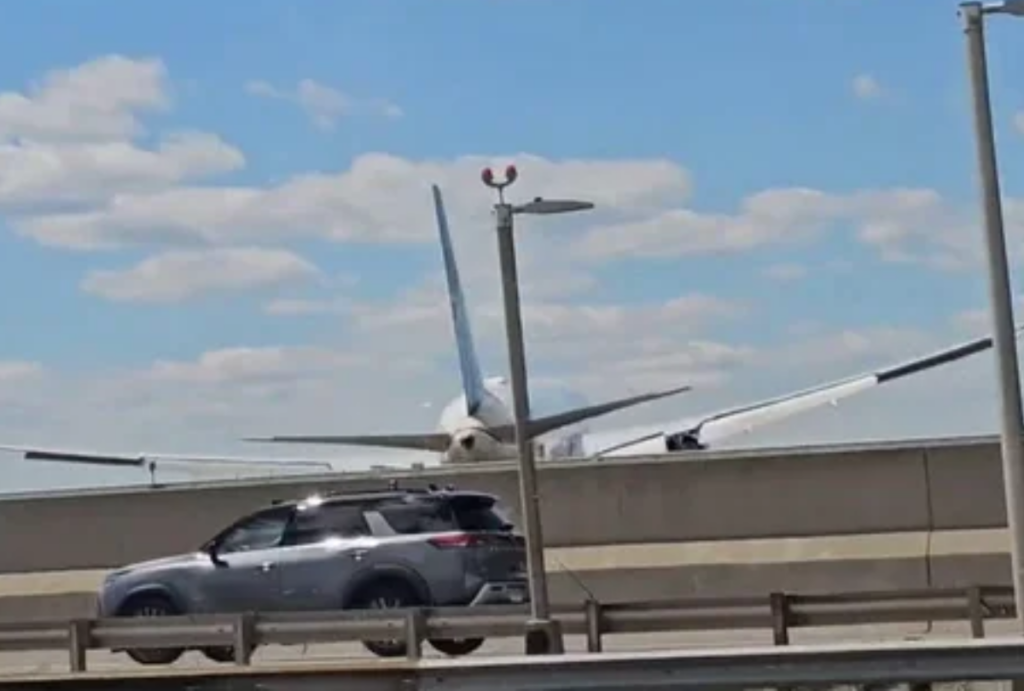 avião atinge caminhão