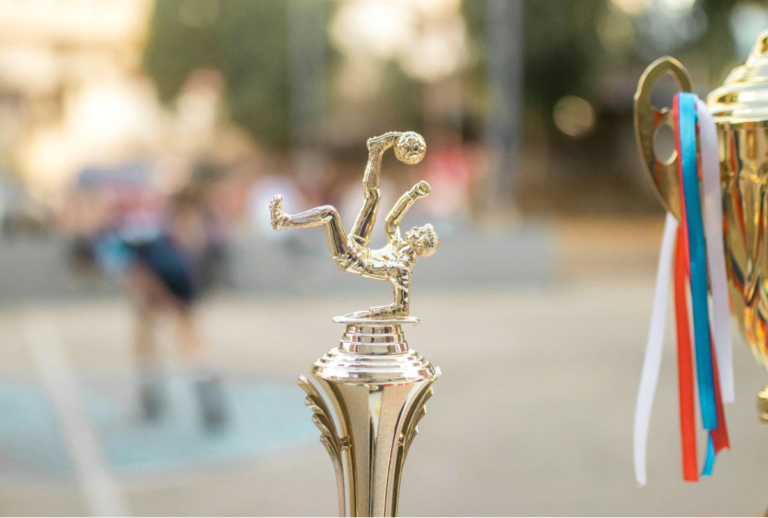 Troféu de uma competição de futebol simbolizando o prêmio significativo da Libertadores 2026.