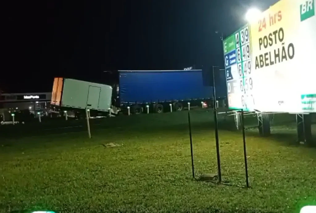 Acidente entre caminhões na BR-376