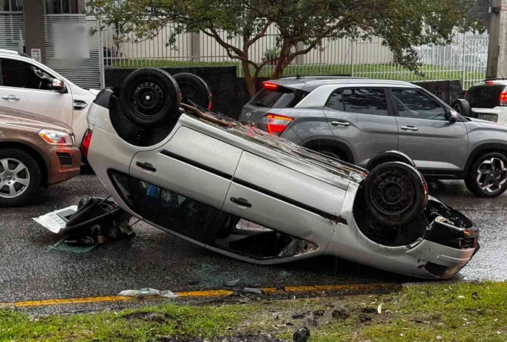 Carro capotado no bairro Água Verde, em Curitiba