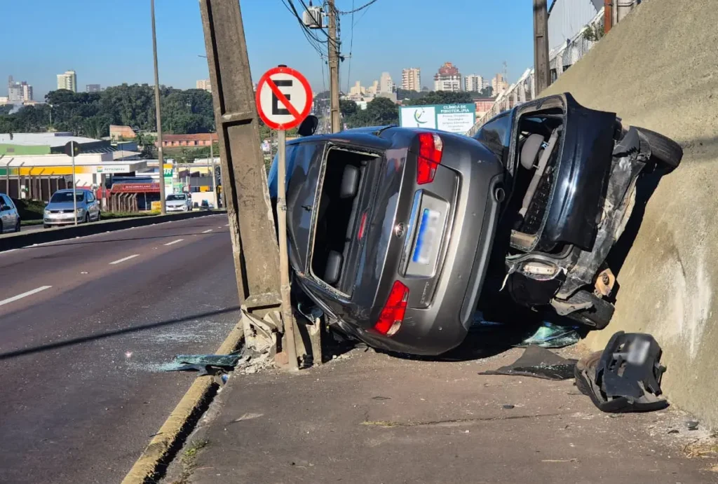 Acidente envolvendo três carros deixou dois prensados entre poste e parede