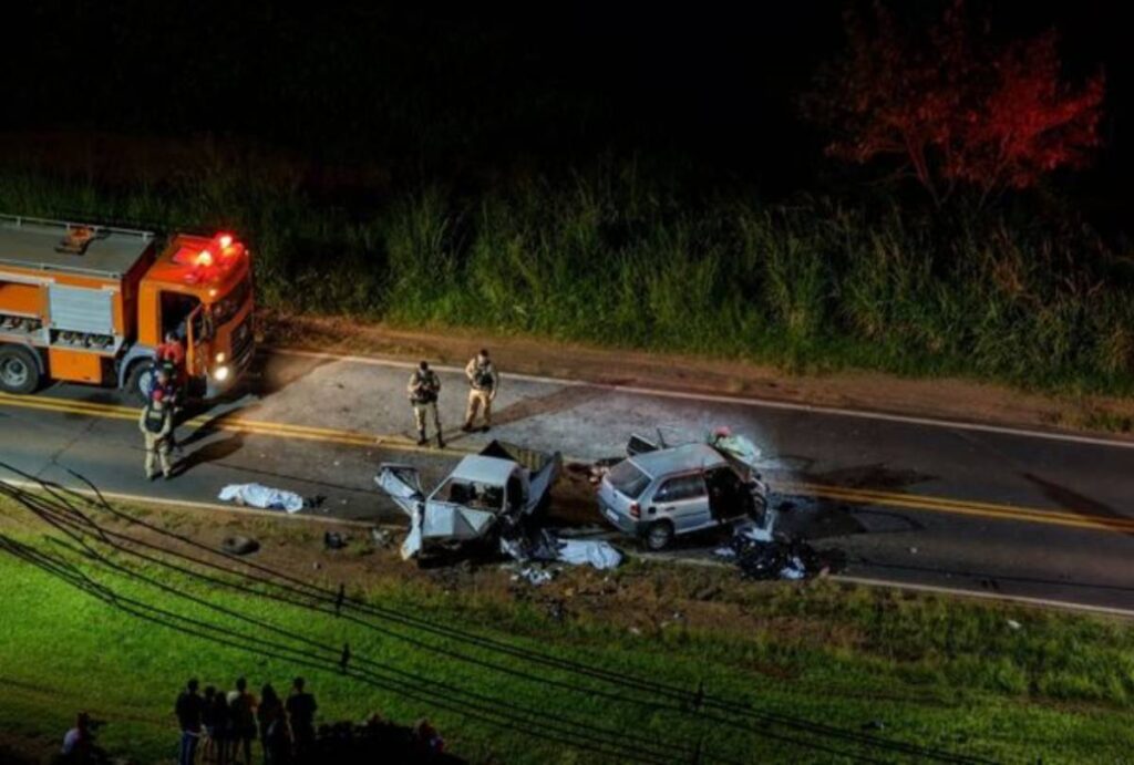 Gol e Saveiro bateram de frente na PR-463