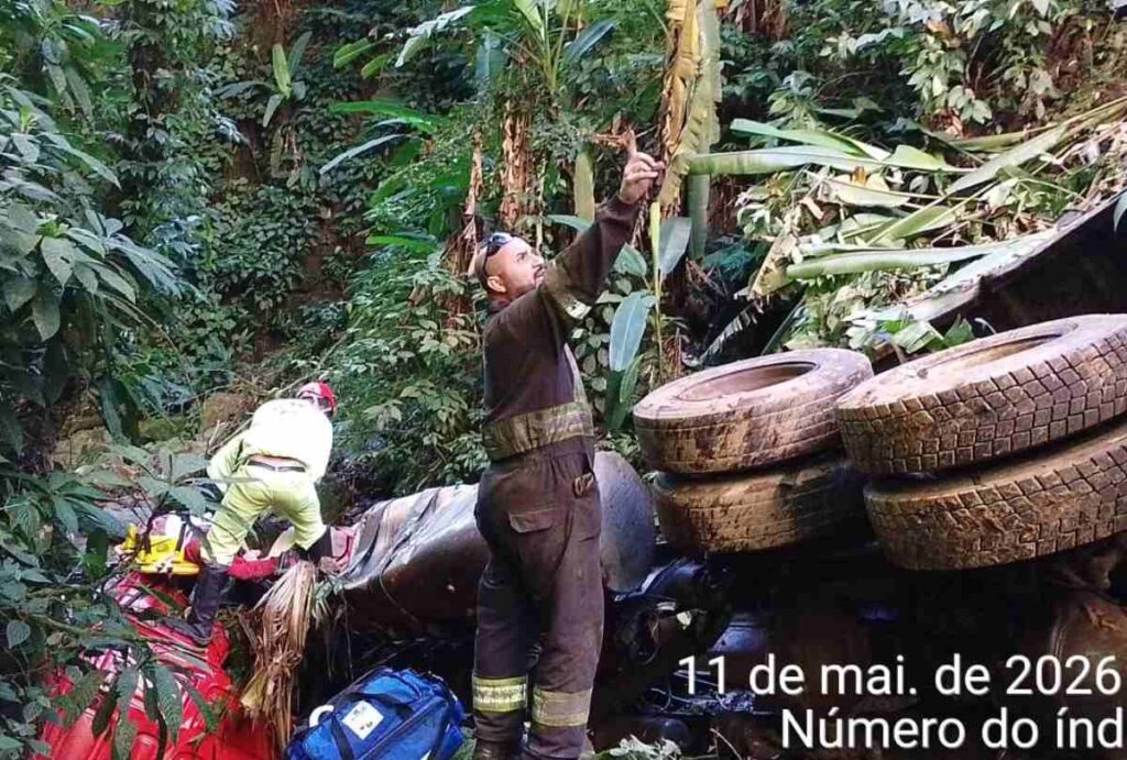 Socorristas em acidente no viaduto dos padres