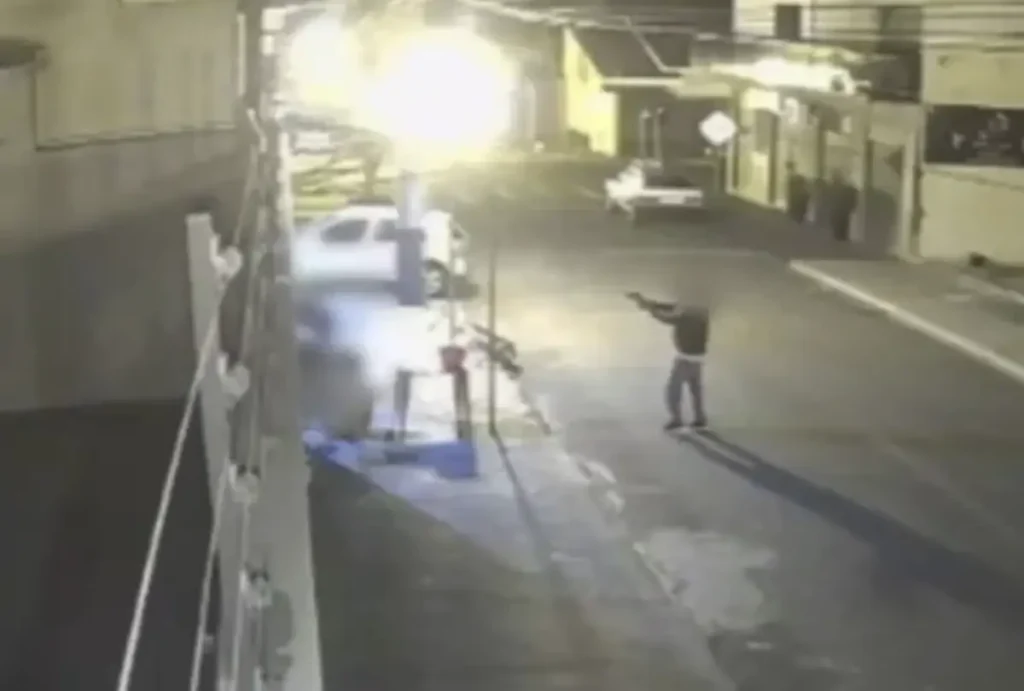 Um atirador adolescente matou três pessoas da mesma família na noite de sexta-feira (22), em um bar de Sarandi, no Norte do Paraná.