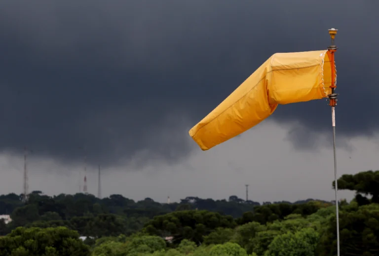 Céu chuvoso de uma cidade paranaense