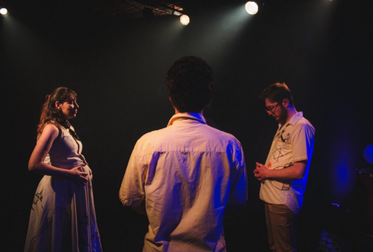 Espetáculo utiliza teatro físico, música e poesia para retratar sertão mineiro.