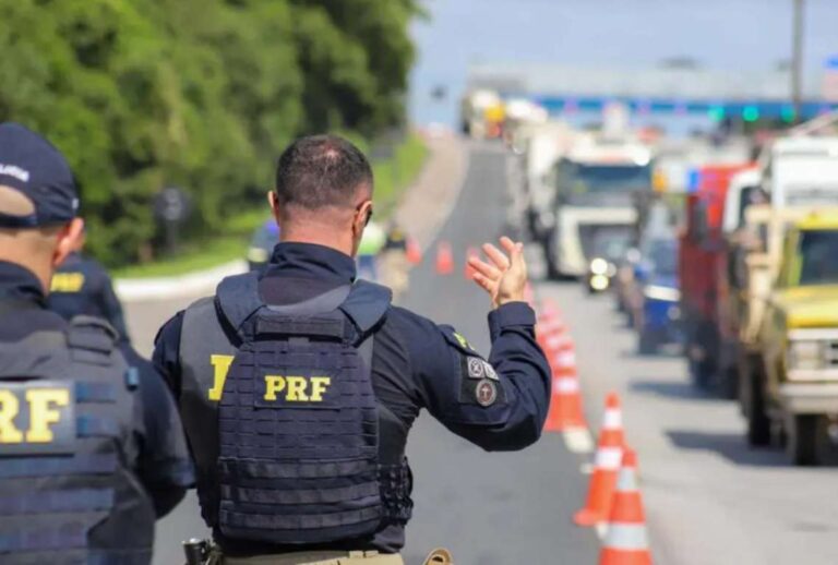 Policiais orientam trânsito na BR-116