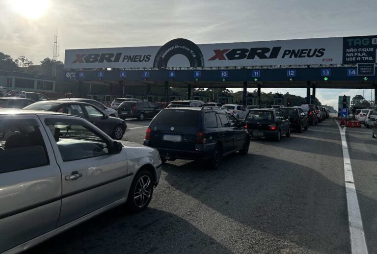 Fila de carros no pedágio