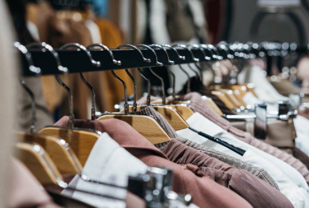 Roupas nas araras