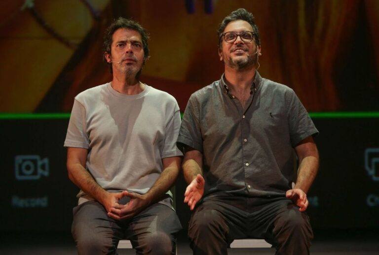 No palco, Mazzeo e Mauro Filho dão vida a múltiplos personagens