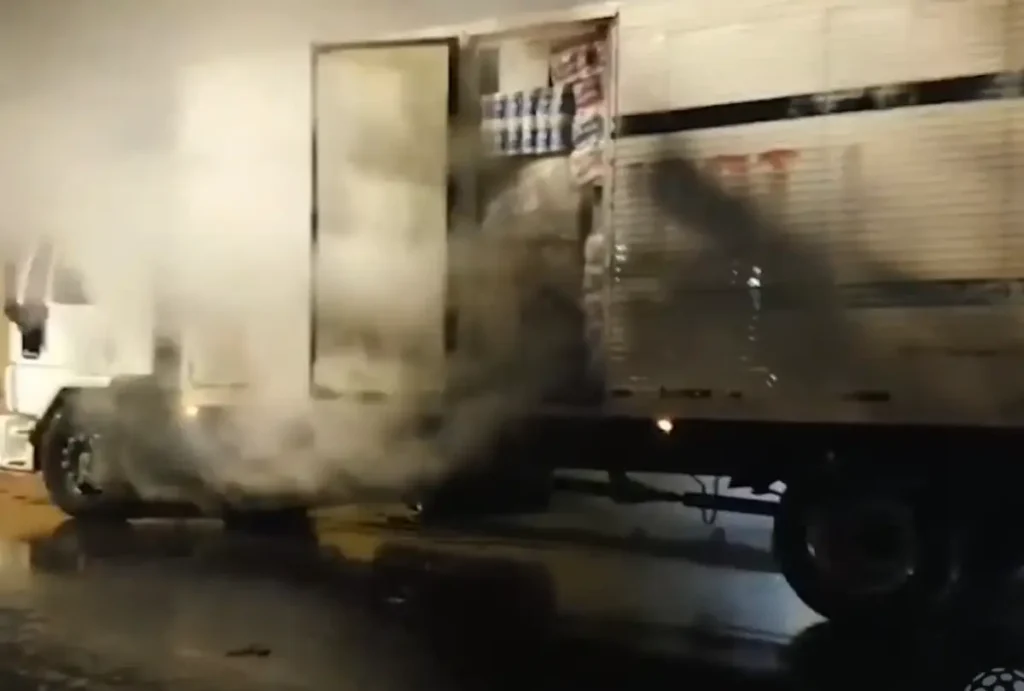 Caminhão pega fogo e motorista dirige até bombeiros