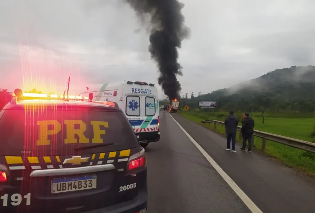 Caminhão pega fogo na BR-277