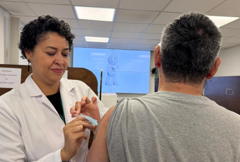 Profissional da saúde aplicando dose de vacina em público prioritário